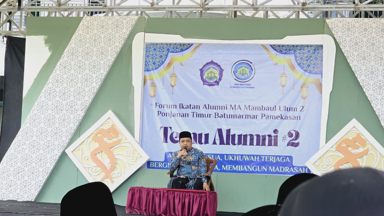 Ketua Yayasan memberikan sambutan