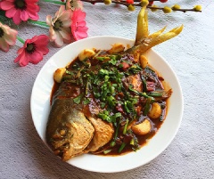 Thịt cá chim rất bùi và ngọt. Chắc hẵn là bạn đã ăn nhiều món chiên xù với cá này. Hôm nay thử triển luôn thử món Cá chim om sốt cà chua nước tương này để nếm thử vị xem sao nhé!