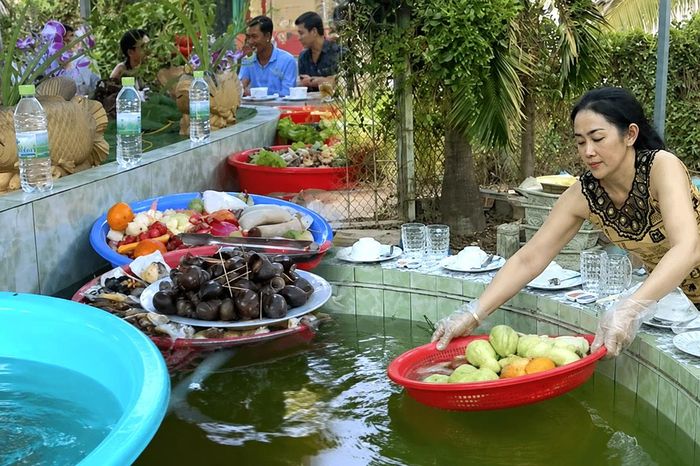 Kỳ lạ 'cỗ băng chuyền sông nước' miền Tây gây sốt mạng xã hội - Báo VTC News