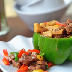 Món bò sốt tiêu đen rất mềm và thơm, nấm béo ngậy, hạt bạch quả ngọt bùi, ớt chuông ngọt thanh kết hợp với nhau rất ngon miệng.