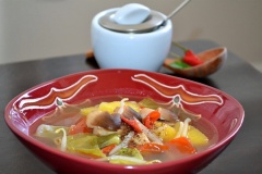 Canh chín, tắt bếp. Múc ra tô, thêm tí tiêu và trang trí thêm ngò om và boa rô. Món canh chua chay này dùng để chống ngán là hiệu quả nhất đấy!