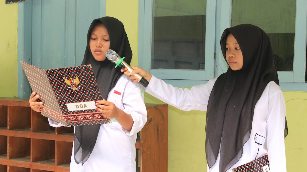 Petugas membaca doa dari map bertuliskan doa bergambar Garuda