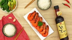 Cho tôm ra đĩa, trang trí cùng một ít rau thơm, ăn cùng cơm nóng. Chỉ với vài thao tác thực hiện đơn giản, món tôm chiên sa tế vừa chất lượng lại vừa bổ sung nguồn canxi dồi dào, thật khó lòng mà chối từ. Đã có công thức rồi, bạn còn chờ gì nữa mà không vào bếp ngay để trổ tài nấu nướng của mình nào!