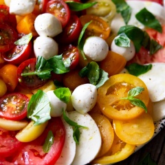 Cho salad ra dĩa và thưởng thức. Salad cà chua phô mai Mozzarella với hương vị thanh mát, tự nhiên cùng phô mai beo béo, thơm lừng và thích hợp cho người ăn chay nha.