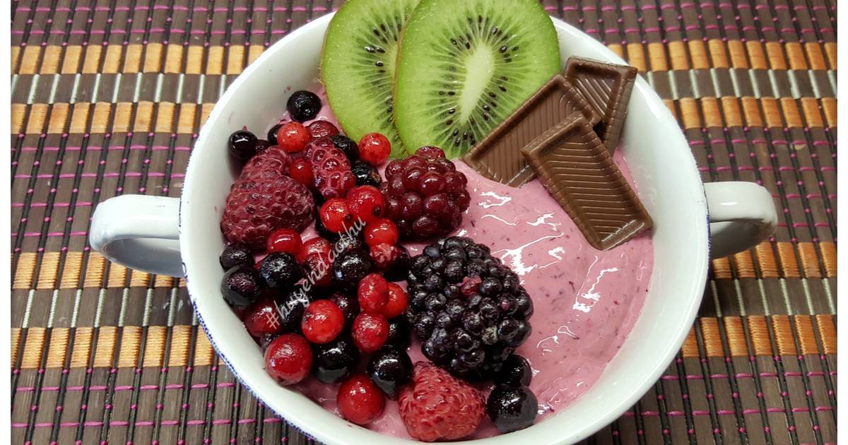 Smothie Bowl with Strawberries and Yoghurt 🍇🍓