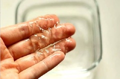 Hòa tan bột gelatine trong 150 ml nước nóng.