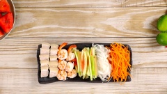Trộn đều vỏ dưa hấu, cà rốt , hành tây, rau răm, đậu phộng, hành phi, tôm, ba rọi và hỗn hợp nước mắm.