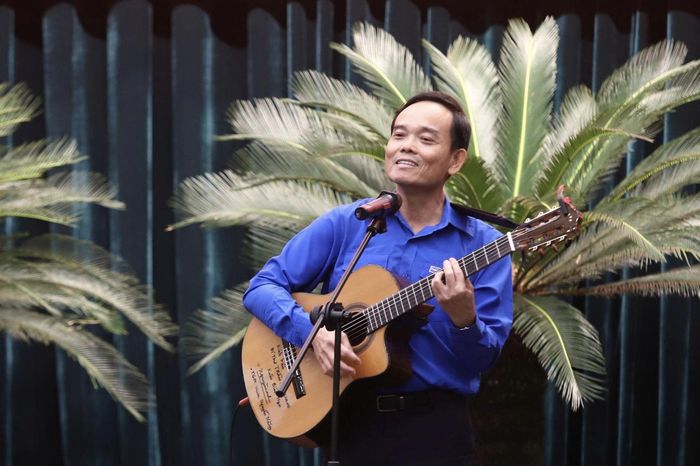 Bí thư Thành ủy TP.HCM Trần Lưu Quang ôm đàn, hát tặng thanh niên - Báo VTC News