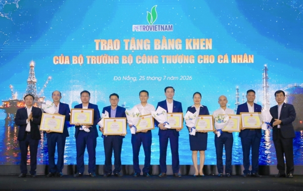 PVNDB receives prestigious award from Ministry of Industry and Trade for outstanding performance in ensuring fuel supply