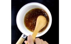 Nêm 3 muỗng canh đường trắng, 2 muỗng canh nước mắm, khuấy cho tan đường. Nếm lại sốt me cho vừa ăn.