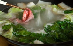 Khi ăn đun sôi nước dùng, cho hải sản, đậu hũ, cá viên... và rau vào ăn cùng. Ăn tới đâu nhúng thịt bò tới đó rồi chấm cùng sốt đã pha. Món ăn này vừa hợp cho ngày mưa, vừa hợp cho những ngày cuối tuần, đám tiệc nha.