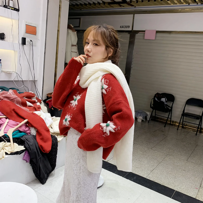 Knitted sweater with snowflake embroidery