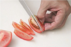 Cà chua rửa sạch, cắt muối cau.
