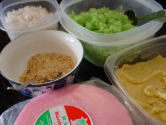 Đậu phộng rang vàng, giã thật nhuyễn, cho vào đậu 2 muỗng canh đường, 1/2 muỗng cà phê muối, trộn đều.