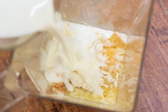 Cách làm hỗn hợp làm bánh crepe: Cho trứng gà vào máy xay sinh tố, thêm đường, tinh chất vani, 3 muỗng canh bơ lạt tan chảy và bột mì rồi đổ sữa tươi vào. Bật công tắc xay nhuyễn trong 7-10 giây. Rót hỗn hợp làm bánh crepe ra tô, đây lại và để tủ lạnh bảo quản cho đến khi chiên (thời gian tối đa là 3 ngày).