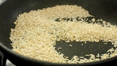 Rang vàng 20gr gạo nếp và 50gr gạo tẻ, sau đó rửa sạch cho vào nồi nước luộc lòng. Thêm 20gr hành tím. Nấu chín 45 phút đến khi gạo nở mềm thành cháo. Tiếp theo cho huyết heo và nêm gia vị gồm 1 muỗng canh muối, 1 muỗng canh hạt nêm và 1/2 muỗng canh nước mắm.