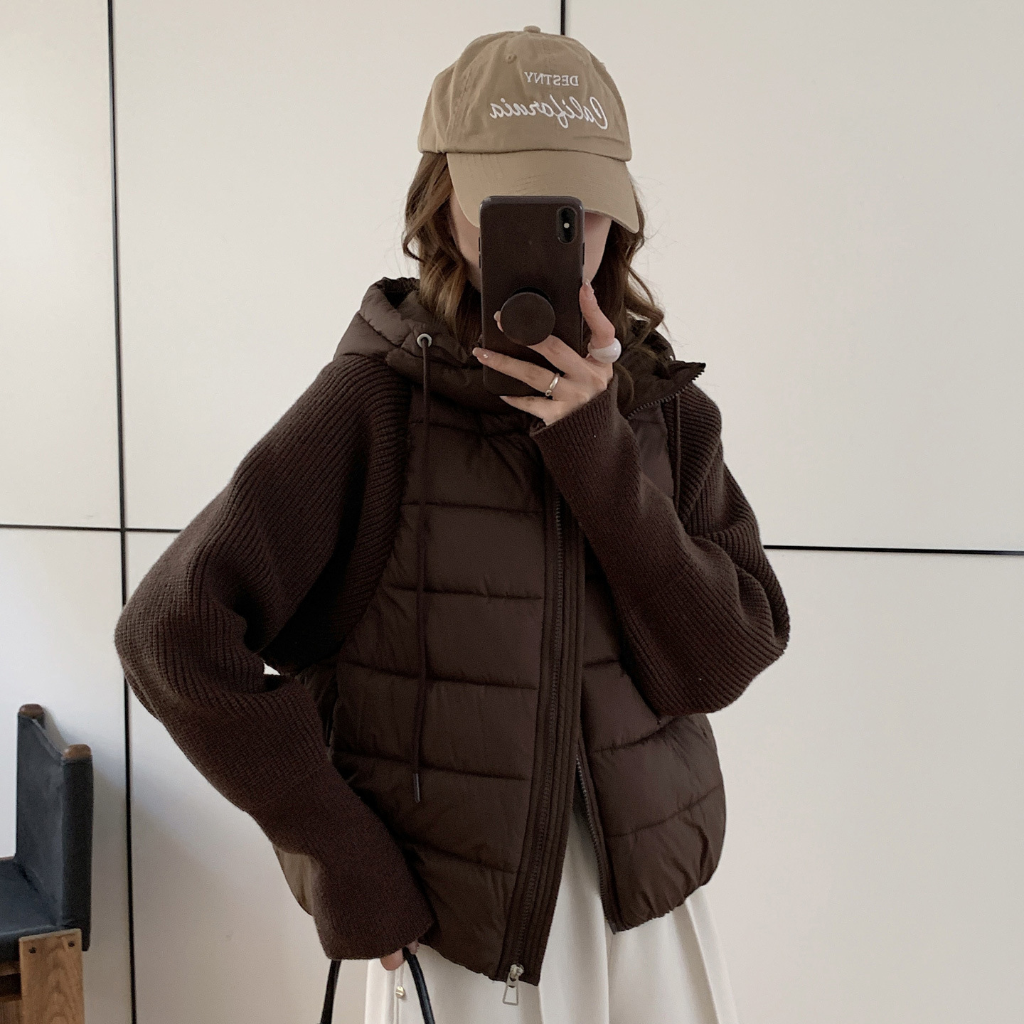 Modische Damen-Steppjacke mit Strickdetails