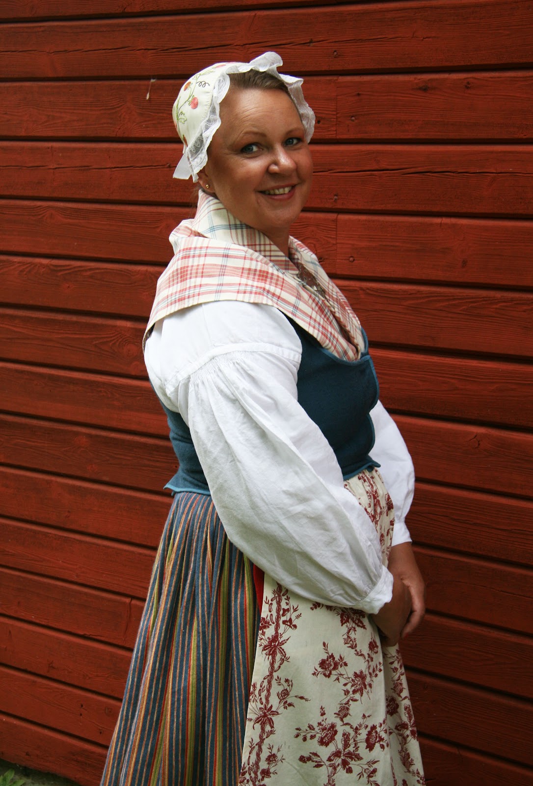 Småland, Mo. Livstycket sytt på 70-talet för förlaga på Nordiska museet. Kjolen uppvävd efter foder i en långrock, Jönköpings län.