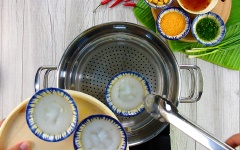 Chuẩn bị nồi hấp bánh bèo chén: đun một nồi nước sôi, đặt khuôn hấp và chén hấp vào, đến khi chén nóng thì phết một lớp mỏng dầu ăn lên, đổ bột bánh bèo vào 2/3 chén. Đậy nắp nồi, hấp 5 phút cho bánh chín. Gấp bánh ra khỏi nồi và tiếp tục hấp tiếp đến khi hết bột.