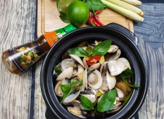 Nghêu hấp thái cay với hương vị chua chua, cay thơm của sả, của lá chanh ngon khó cưỡng, mang đậm hương vị của đất nước Thái Lan. Những ngày mưa, gia đình cùng quay quần bên ngồi nghêu hấp Thái thì còn gì bằng. Chúc bạn thành công.