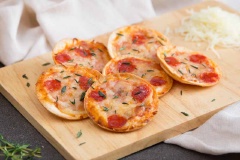 Bánh chín thơm, nhỏ xinh xắn trong rất đáng yêu. Khi ăn có thể rắc thêm ít lá xạ hương để tăng thêm hương vị cho món pizza mini nhé!