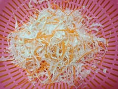 Bào sợi mỏng bắp cải và cà rốt. Ngâm vào nước đá lạnh 10 phút để bắp cải, cà rốt được tươi giòn. Vớt ra rổ để ráo nước. Trộn sốt mayonnaise và sốt cà chua Basilico vào chén cho đều để làm sốt chấm gà và salad.