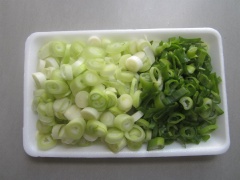 Hành boa rô và ớt rửa sạch, cắt khúc nhỏ. Pha hỗn hợp sốt: 3 muỗng canh xì dầu, 2 muỗng canh nước lọc, 1 muỗng canh giấm, 1 muỗng canh bột bắp, khuấy tan đều.