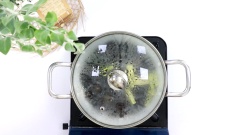 Ốc bươu mua về ngâm, xả nước nhiều lần, rửa sạch với muối, ớt (hoặc nước vo gạo) để ốc nhả hết nhớt. Đem 500gr ốc đi luộc và lấy phần thịt ốc băm miếng nhỏ vừa ăn.