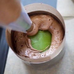 Tiếp theo, cho 1 lớp hỗn hợp bột matcha lên trên cùng. Sau khi cho bột vào khuôn, giữ lạnh trong khoảng 30 phút rồi mới đem nướng.