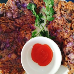 Cho dầu ăn vào vào chảo
