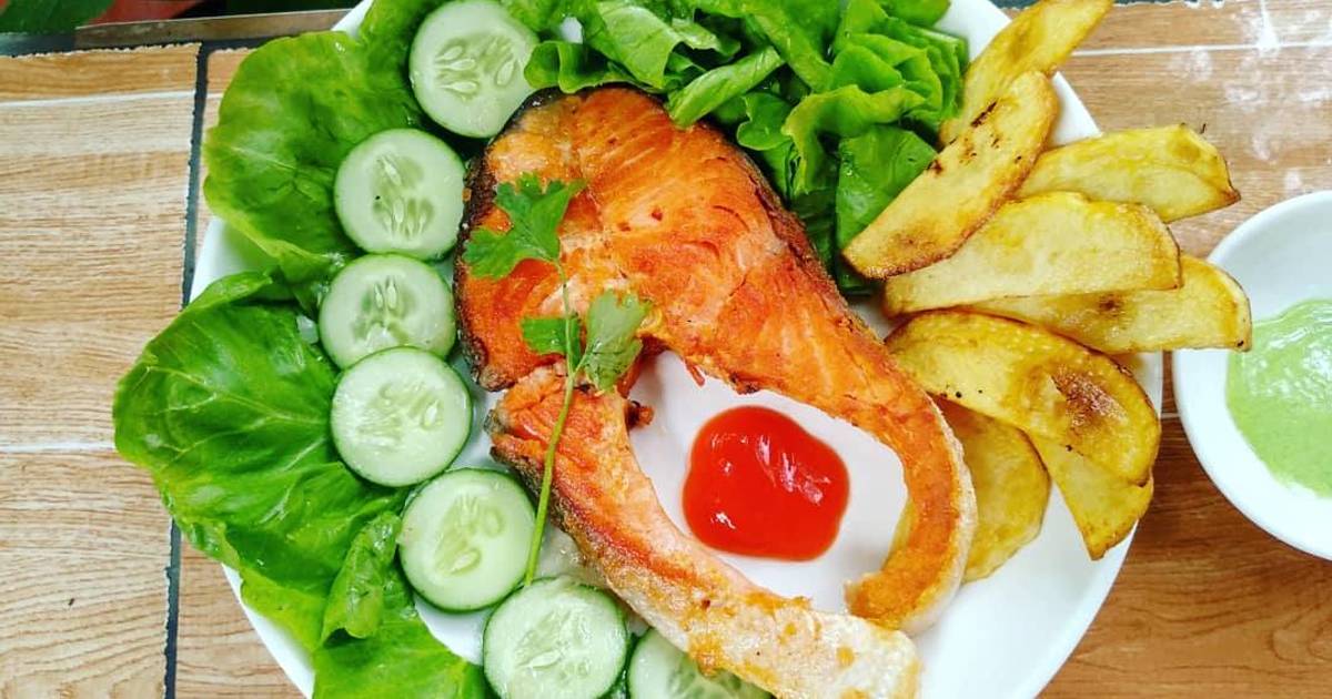 Cá hồi áp chảo ăn kèm khoai tây chiên + salad sốt dầu giấm 🥗🐟