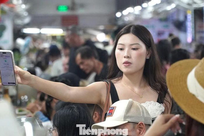 Toát mồ hôi nhìn du khách chen chân 'ăn sập' chợ Cồn Đà Nẵng - Báo Tiền Phong