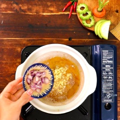 Làm kho quẹt: Cho 200gr mỡ heo đã cắt hạt lựu vào nồi để lửa vừa và đảo đều đến khi mỡ tóp lại và vàng đều thì lấy ra. Cho 2 muỗng canh nước mỡ vào nồi, cho vào 3 muỗng canh đường ( lửa nhỏ) thắng cho đến khi đường chuyển màu caramel, rồi cho 1 muỗng canh tỏi và 1 muỗng canh hành tím vào phi thơm.