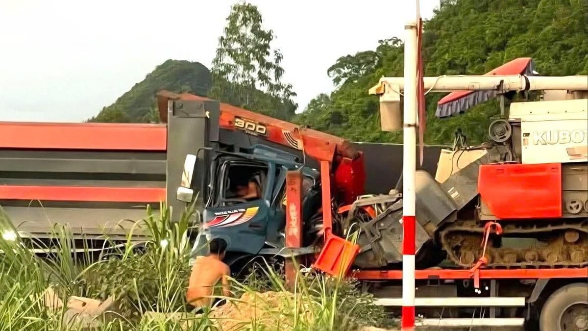 Tai nạn giao thông 26/5: Tài xế xe tải tử vong trong cabin sau va chạm xe đầu kéo - Báo Xây Dựng