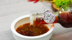 Tiếp theo thêm vào tô 2 muỗng canh nước mắm Vị Xưa 20 độ đạm, cùng 30ml nước cốt me rồi khuấy đều là hoàn tất.