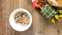 200gr thịt gà xé còn thừa từ ngày Tết bạn ướp với 1/2 muỗng canh muối, 1/2 muỗng canh đường, 1/2 muỗng canh tiêu. Trộn thật đều cho gà thấm gia vị.