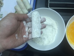 Đánh tan trứng gà trong tô. Cho bột chiên giòn và bột chiên xù ra 2 đĩa. Lần lượt lăn các cuộn chả giò qua bột chiên giòn, lòng trứng gà và cuối cùng là bột chiên xù. Dùng tay bóp nhẹ để bột chiên xù bám chặt vào chả giò.