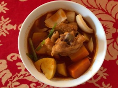 Múc canh gà ra tô và thưởng thức cùng cơm hay mì đều ngon nha. Canh gà Hàn Quốc với hương vị lạ hơn so với canh gà chúng ta hay ăn hàng ngày. Bạn có thể thực hiện món này để đổi vị rất ngon.
