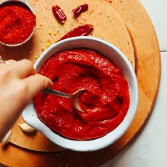 Hỗn hợp tương ớt đã xong. Đổ tương ớt vào hộp khô, kín, không dính nước và để ngăn mát tủ lạnh ít nhất 1 tuần cho lên men. Sau khoảng hơn 1 tuần, hỗn hợp tương ớt cay kiểu Hàn Quốc đang ở thời điểm ngon nhất, thích hợp làm đồ chấm trực tiếp hoặc gia vị tẩm ướp thức ăn.