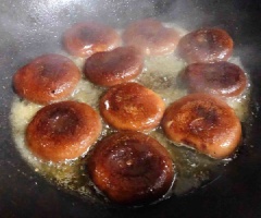 Làm nóng chảo rồi cho dầu ăn vào. Khi dầu nóng thì cho nấm đông cô vào áp chảo. Khi thấy nấm lên mùi thơm thì lật mặt, áp chảo luôn mặt còn lại đến khi nấm chín mềm là được.