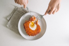 Bạn lấy bánh ra ngoài và thưởng thức nóng nha. Bánh mì ở nhà nếu không ăn hết, bạn có thể nướng lại bánh mì với phô mai và trứng gà cực đơn giản mà thơm ngon bất ngờ này nhé!
