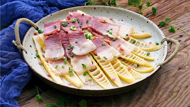 Măng Hấp Thịt Xông Khói