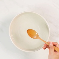 Cho 1 muỗng cà phê dầu ăn vào tô nước ấm, thả bánh tráng gạo vào khoảng 2 phút rồi lấy ra.
