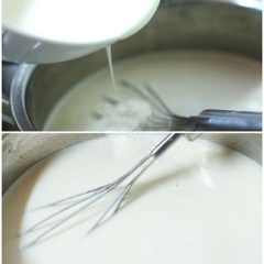 Cho 50g đường vào sữa đậu nành rồi hòa tan. Bật bếp. Dùng phới đánh đều sữa đậu nành với đường cho tan hết. Đun đến khi sữa đậu ấm khoảng 40 độ C thì tắt bếp nhé! Sữa chua đánh đều ra một bát sạch. Thêm sữa chua vào sữa đậu nành đã có đường. Chú ý nếu sữa nóng quá sẽ bị chết men sữa chua. Vì vậy nên các bạn chỉ để sữa ấm ấm rồi mới cho sữa chua vào nhé!