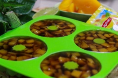 Khi lớp đầu tiên đã đông mặt lại thì thêm tiếp lớp thạch đào cho đầy khuôn rồi giữ lạnh 2 tiếng đồng hồ là hoàn thành.
