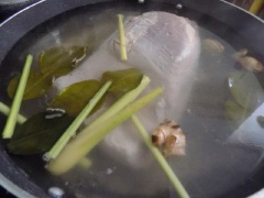 Thịt ba chỉ rửa sạch, cho vào nồi nước rồi đem luộc cùng với sả đập dập, lá chanh, gừng, hành tây, muối khoảng 10 phút, thịt chín cỡ 30% là vớt ra để nguội. Cho thịt vào tủ lạnh. Hôm sau lấy thịt ra, cắt thành lá mỏng và trộn cùng nước mắm, đường, tiêu, húng quế, hạt nêm và bột chiên giòn cho bám đều hết vào thịt, để 30 phút.