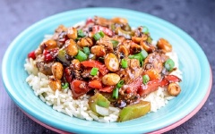 Cuối cùng, cho cà rốt, hành lá vào là món ăn đã xong. Múc ra đĩa và ăn cùng với cơm trắng nè! Ngon tuyệt.