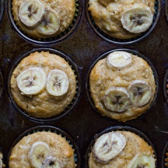 Cắt lát 1 trái chuối còn lại. Rót hỗn hợp đã chuẩn bị vào khuôn bánh muffin. Bạn nhở chỉ đổ 3/4 khuôn thôi, chừa khoảng cách cho bánh nở. Xếp khoảng 2-3 miếng chuối lên bánh. Cho khay bánh vào lò nướng 25 phút là được.