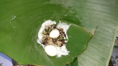 Mọi thứ đã xong giờ chỉ việc gói bánh. Trải 2 miếng lá chồng lên nhau, cho xíu dầu ăn lên lá rồi quấn lá lại như cái phễu. Múc 1 muỗng canh bột vô dàn mỏng ra rồi cho nhân, trứng cút vô. Múc thêm 1 muỗng bột vô dàn đều sao cho bột kín nhân rồi gói bánh, dùng dây lạt hoặc dây ni lông cột lại. Và làm tiếp cho đến hết.