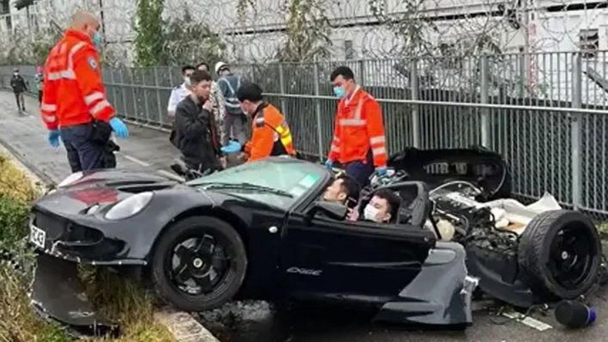 Xe thể thao mất lái, đâm cột điện vỡ nát, 2 người sống sót khó tin - Tạp chí Doanh Nghiệp Việt Nam